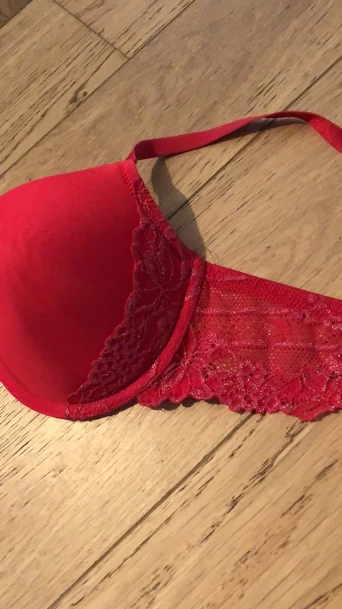 Soutien gorge rouge avec détails dentelle - photo numéro 2