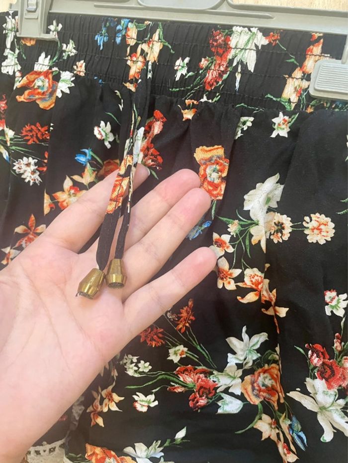 Short fluide fleuri noir avec dentelle – Taille M - photo numéro 4