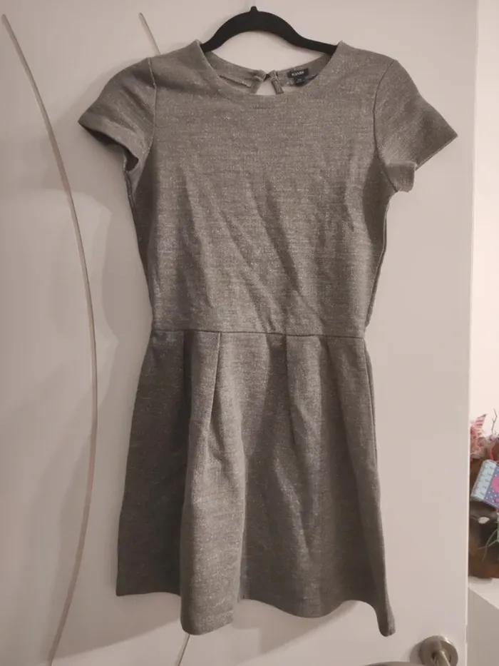 Robe grise à paillettes