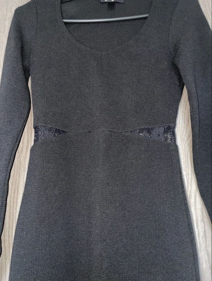 Robe noir avec dentelle - photo numéro 2