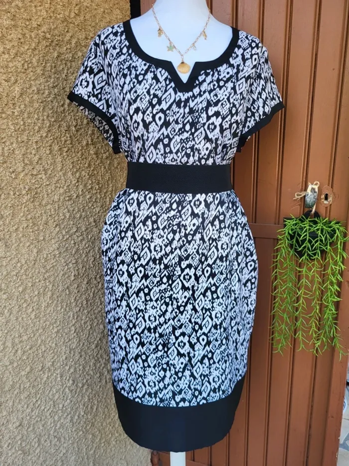 Robe légère ethnique noir blanc taille 48