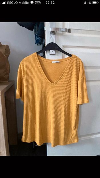 T shirt jaune moutarde col V côtelé Zara