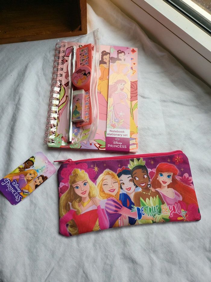 Carnet trousse papeterie princesses Disney