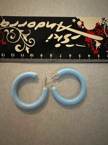 Boucle d’oreille bleu claire en plastique vintage