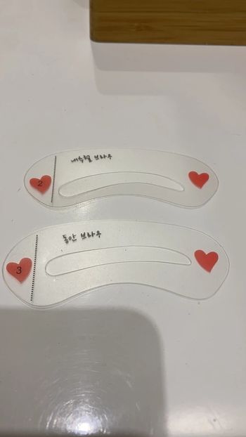 Lot de 2 pochoirs à sourcils neufs