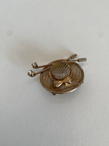 Broche vintage Chapeau en métal doré