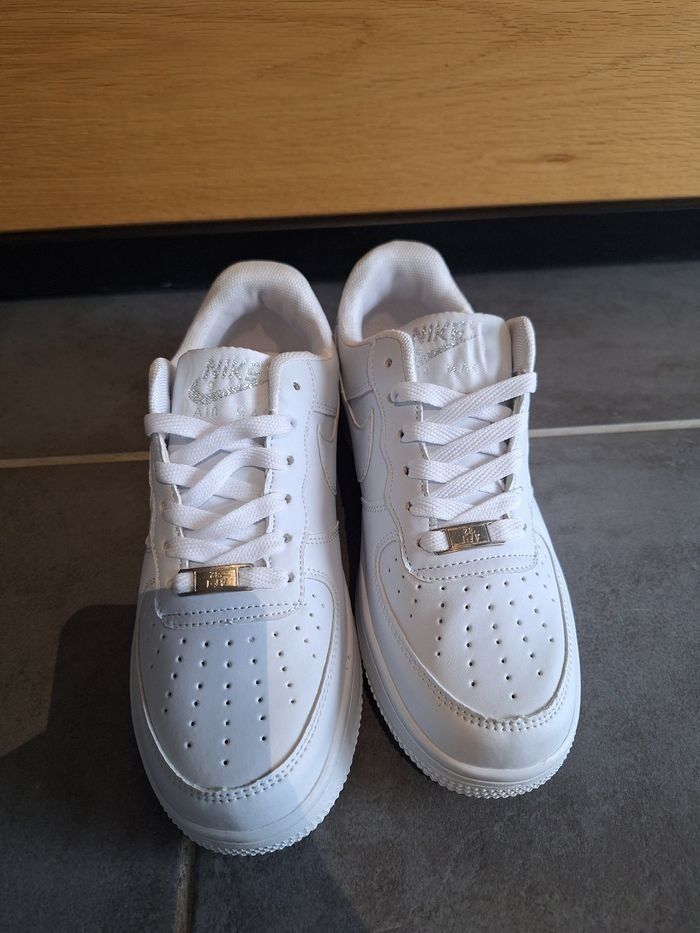 Nike Air Force 1 Taille 39 - photo numéro 3