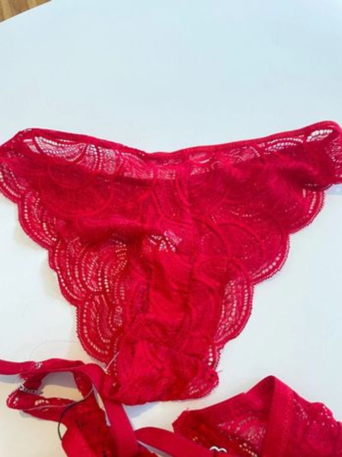 Ensemble en dentelle rouge 75B/M - photo numéro 3