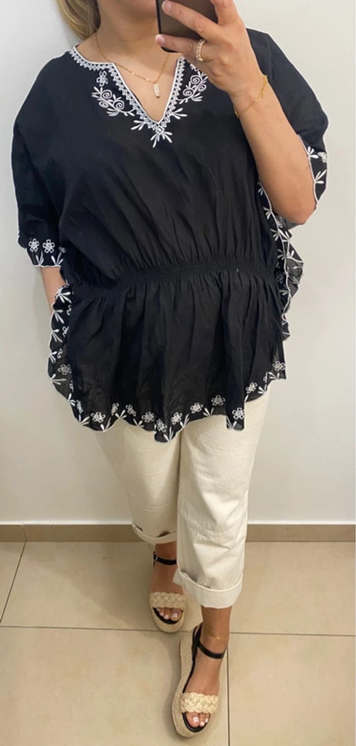Blouse brodée col v taille M - photo numéro 2