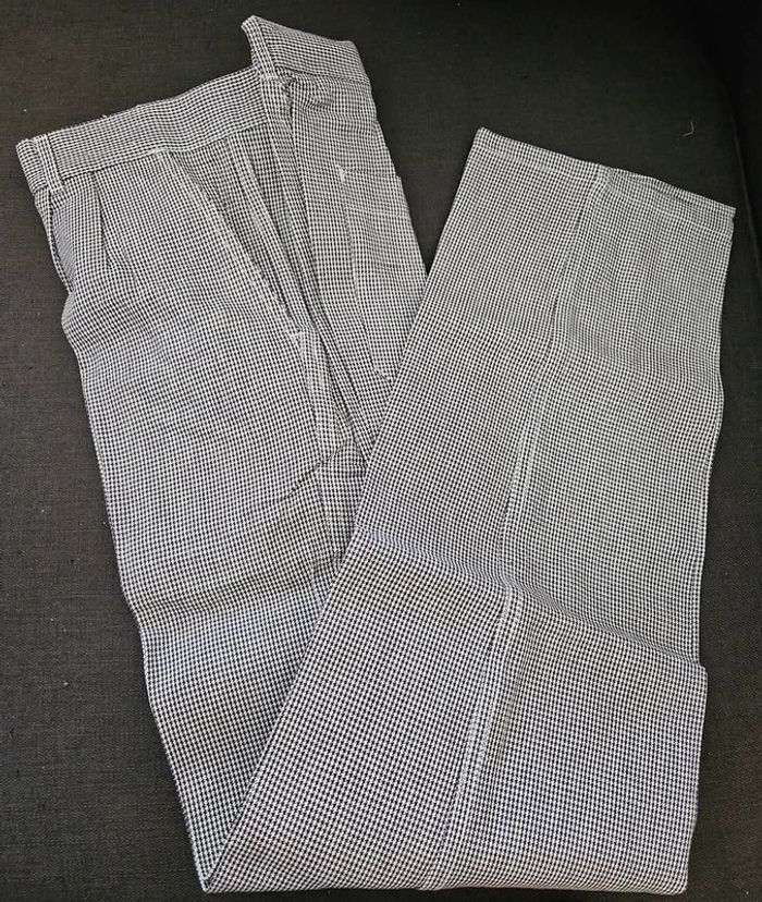 Pantalon de cuisinier.
Bragard.
Taille : 40.
Neuf, mais petite tache à l'intérieur (voir photos). - photo numéro 10