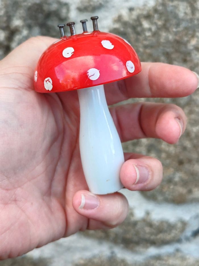 Tricotin champignon en plastique - photo numéro 2