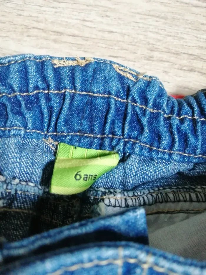 Pantacourt bleu en jeans délavé avec ceinture rouge / sans marque / (6ans) - photo numéro 4