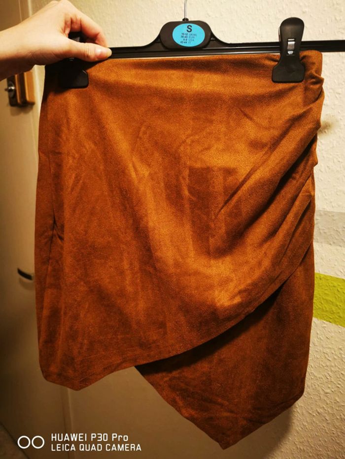 Jupe courte, moulante - photo numéro 3