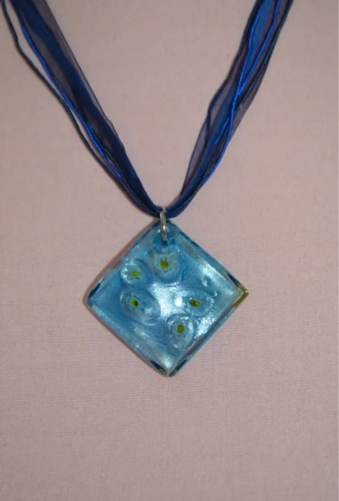 Collier bleu - photo numéro 2