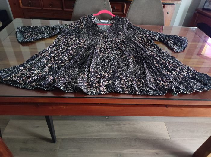 Robe évasée fluide boutonnée à volants, noir, fleurs roses et blanches, avec fils dorés "Paprika" - photo numéro 4