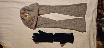 Lot : 1 bonnet, 1 écharpe Winnie l’ourson et 1 paire de gants Décathlon pour enfants 3 à 6 ans