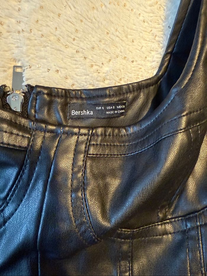 Robe courte en simili cuir noir Bershka – neuve sans étiquette - photo numéro 4