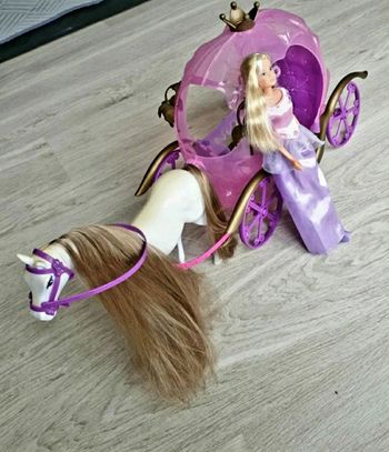 Cheval poupee et carosse