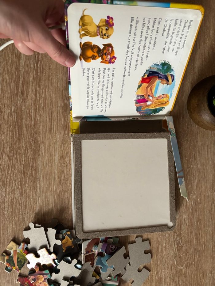 Livre puzzle Barbie et ses sœurs à la recherche des chiots - photo numéro 2