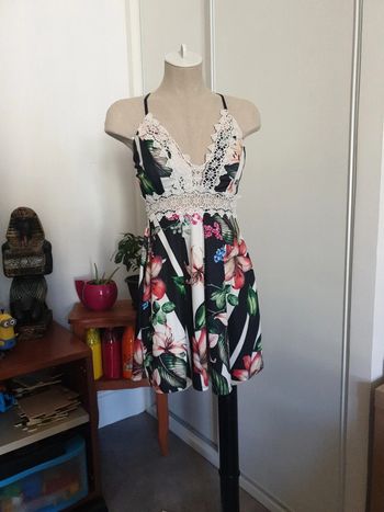 Robe décolté broderie