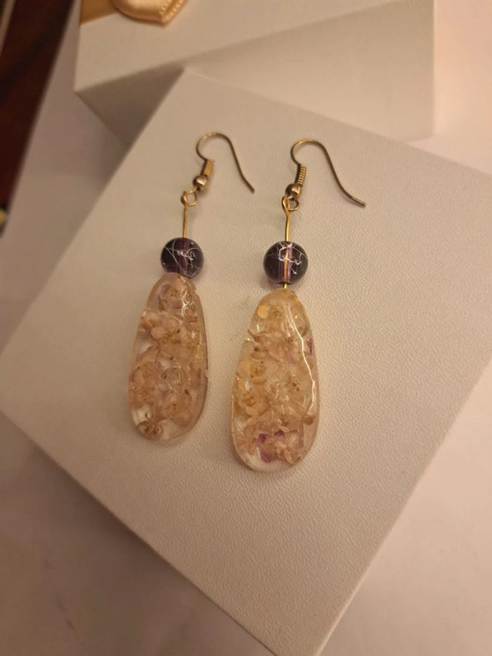 Boucles d'oreilles pendante en résine florale - photo numéro 8