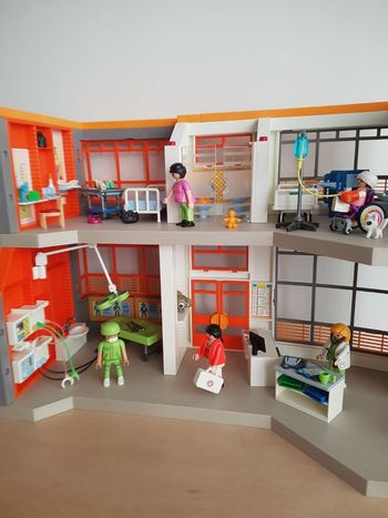 Playmobil hôpital aménagé avec docteur et accessoires