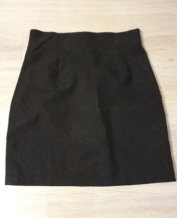 Jupe tailleur noire à motifs fleuris noirs