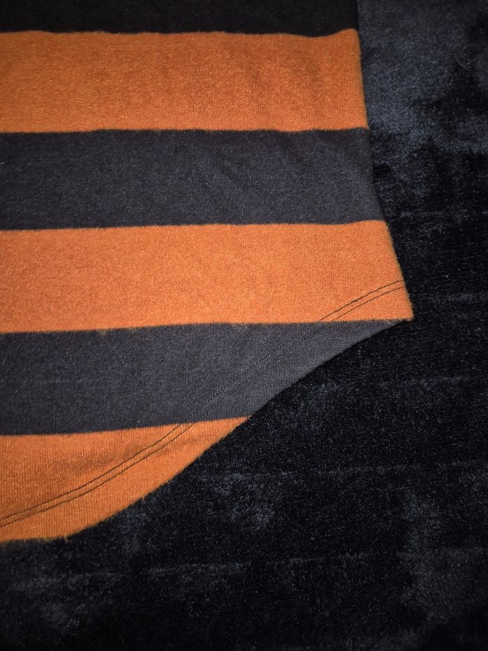 Pull orange et noir - photo numéro 9