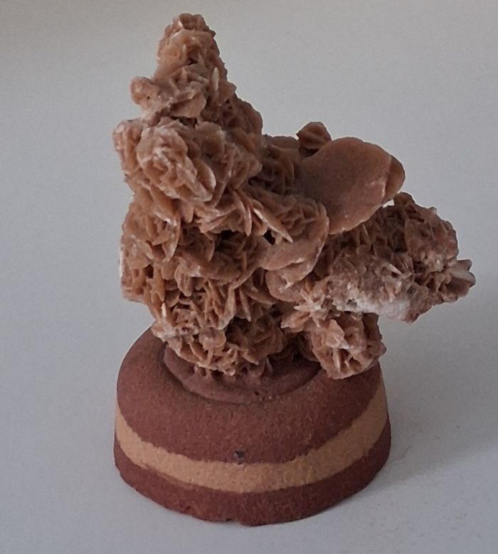 Roche minérale rose des sables sur un socle en pierre - photo numéro 3