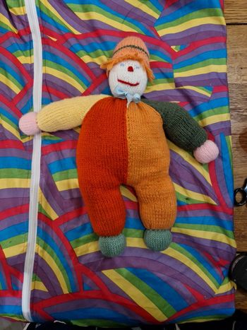 Doudou clown fait mains