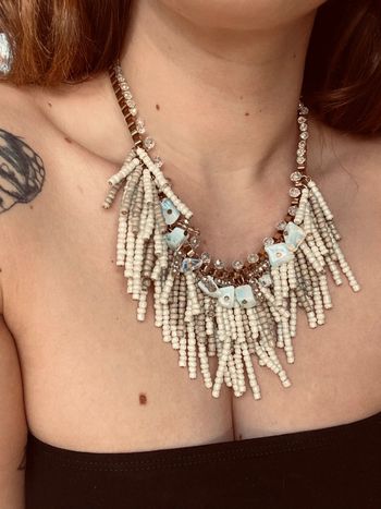 Collier original avec perles dans les tons clairs et dorés très bon état