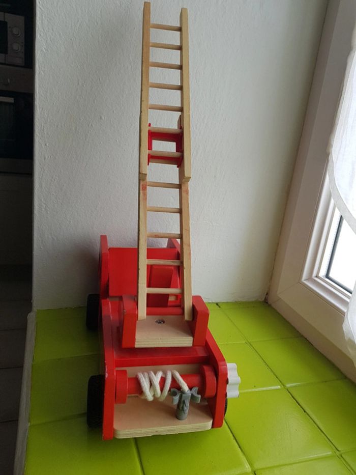 Camion de pompier en bois - photo numéro 7