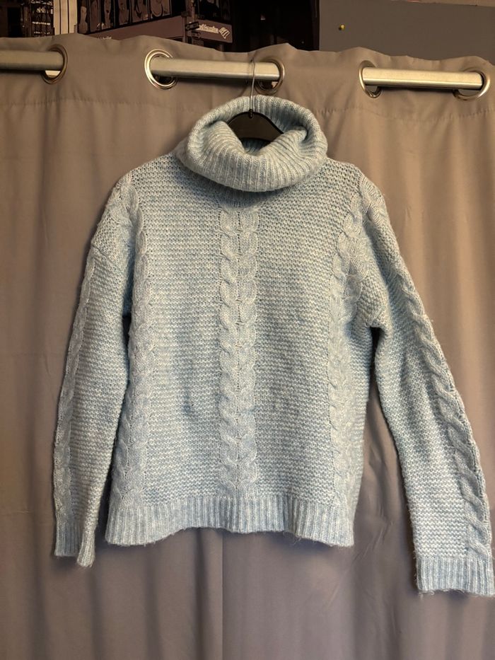 pull tricotée bleu ciel