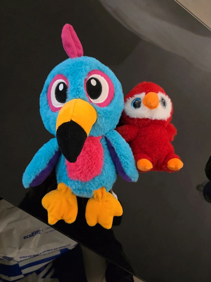 Lot de 2 peluches : 1 oiseau 18cm et 1 perroquet 33cm