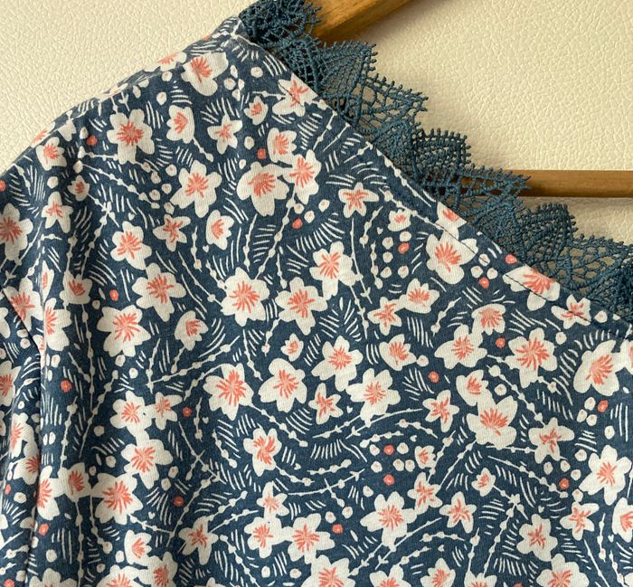 Tee-shirt fleuri encolure avec dentelle taille 54/56 - photo numéro 5
