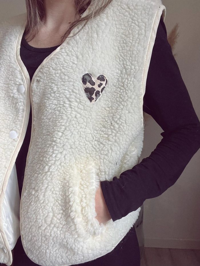 Gilet Kiara sans manche moumoute cœur léopard hellomoonshop neuf - photo numéro 4