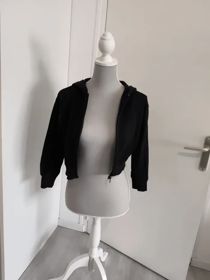 Gilet noir à capuche court - photo numéro 3