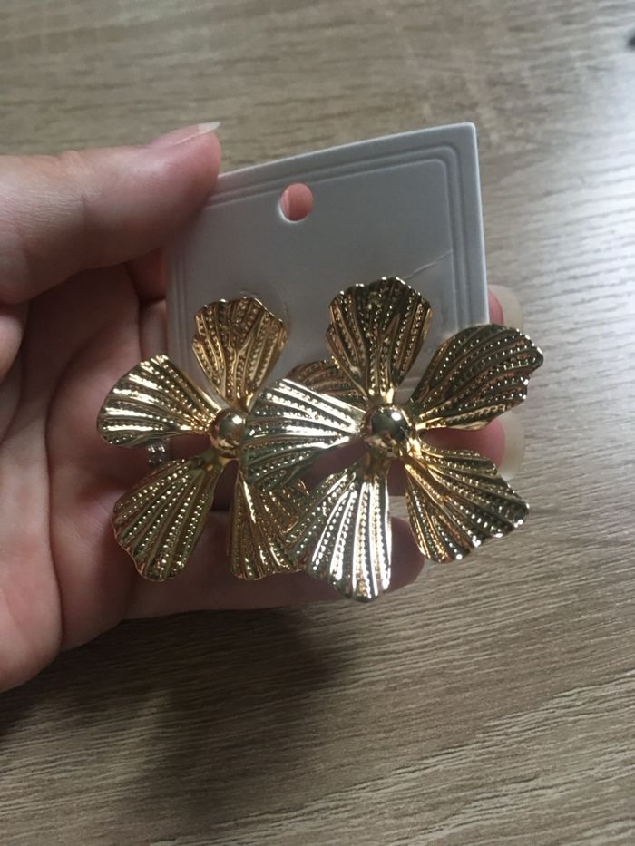 Boucles d’oreilles NEUVES pour femme en forme de fleurs 🌼 couleur doré - photo numéro 5