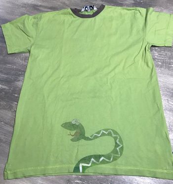 Tee-Shirt vert et brun.