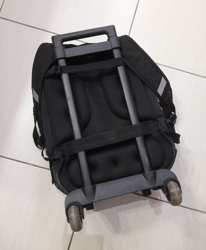 Sac à dos à roulettes licorne 
Petites tâches / éraflures par ci par là mais bon état - photo numéro 3