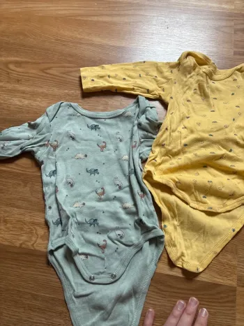 Lot de deux body, taille 12 mois