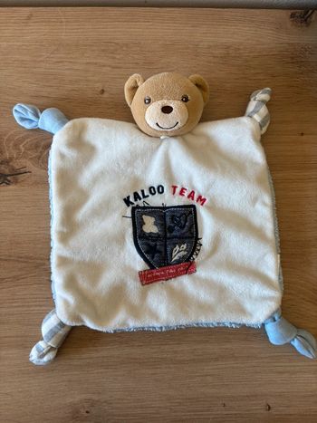 Doudou plat ours blanc bleu même pas peur kaloo team