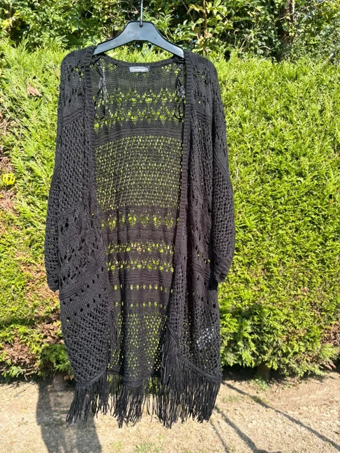 Gilet noir ajouré style bohème avec franges – Marque In Extenso