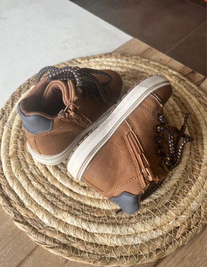 Chaussures montantes pointure 22 - photo numéro 2