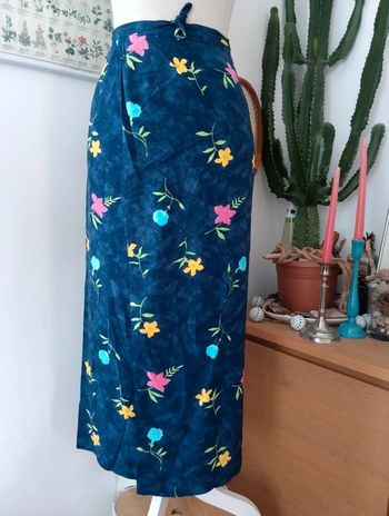 Jupe portefeuille vintage longue bleu foncé
Fleurs multicolores