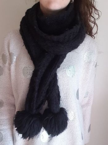 Echarpe noire avec pompons