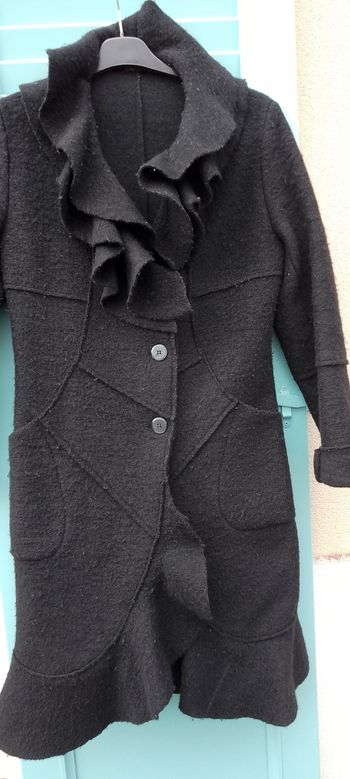 Joli manteau exxe paris en lainage. Avec des volants au col et en bas . Poches  . Bien chaud .3 boutons devant. 70 % de laine taille 40