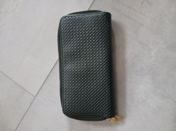 pochette noire 20 x 10 cm comme neuve (juste usure sur le dessus à l'intérieur)