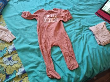 Pyjama marron avec écriture payettes