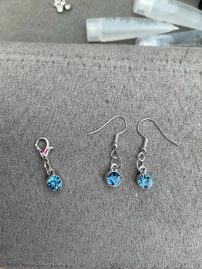 Boucles d’oreilles et breloque bleue neuve